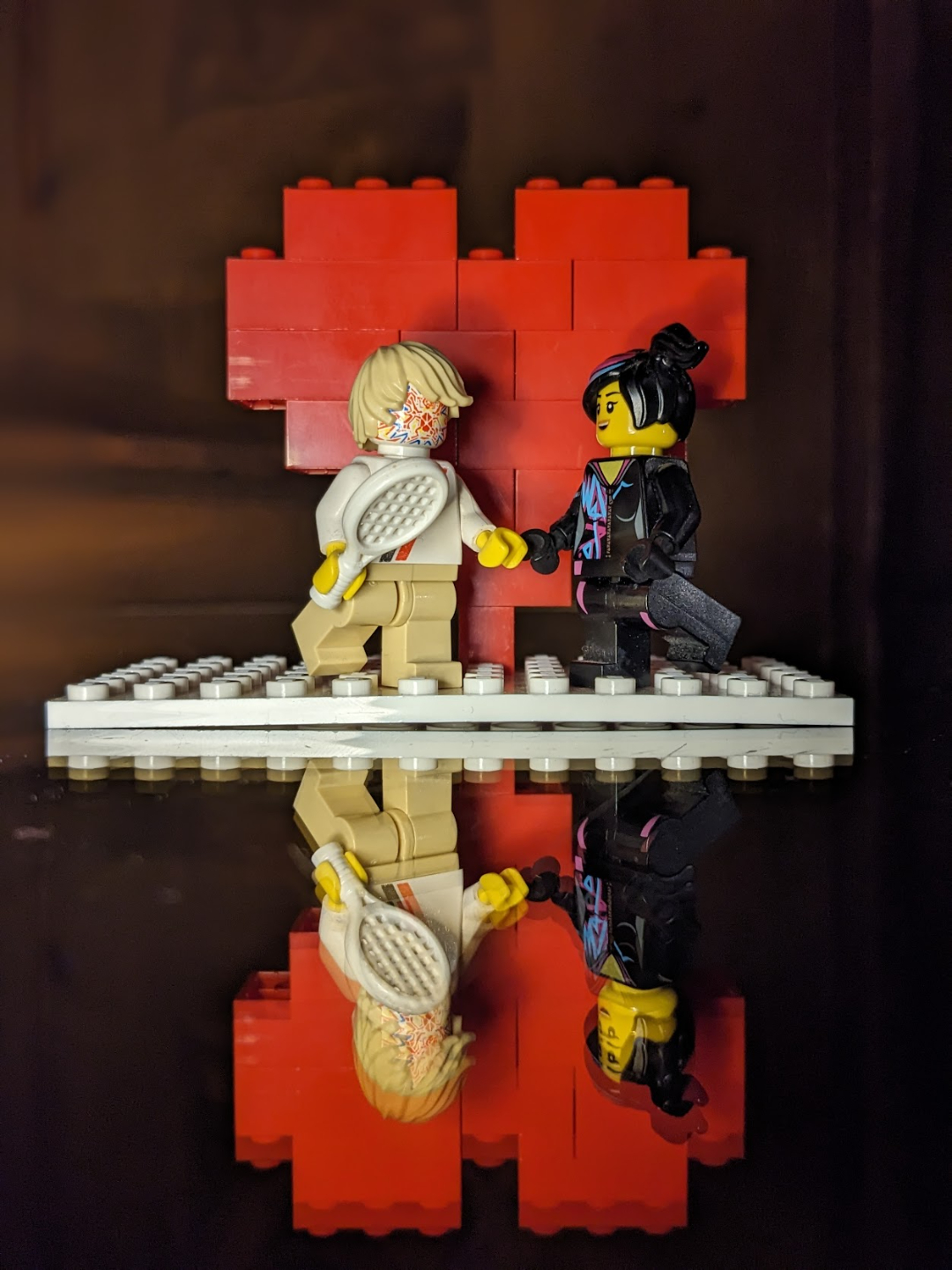 Zwei Personen im Gespräch vor gebauten LEGO Modellen