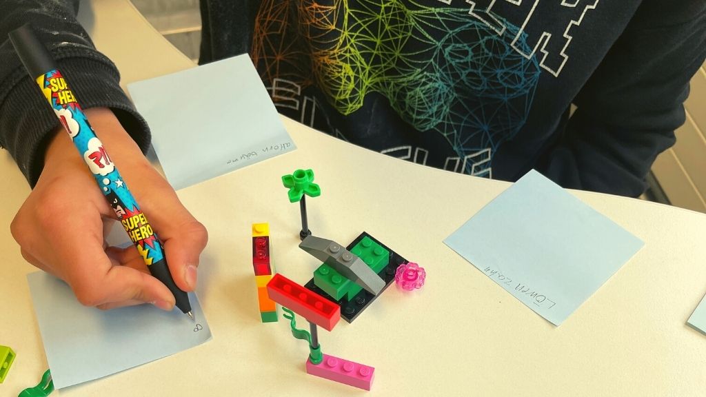 Lehrpersonen setzen LEGO Serious Play im Unterricht ein