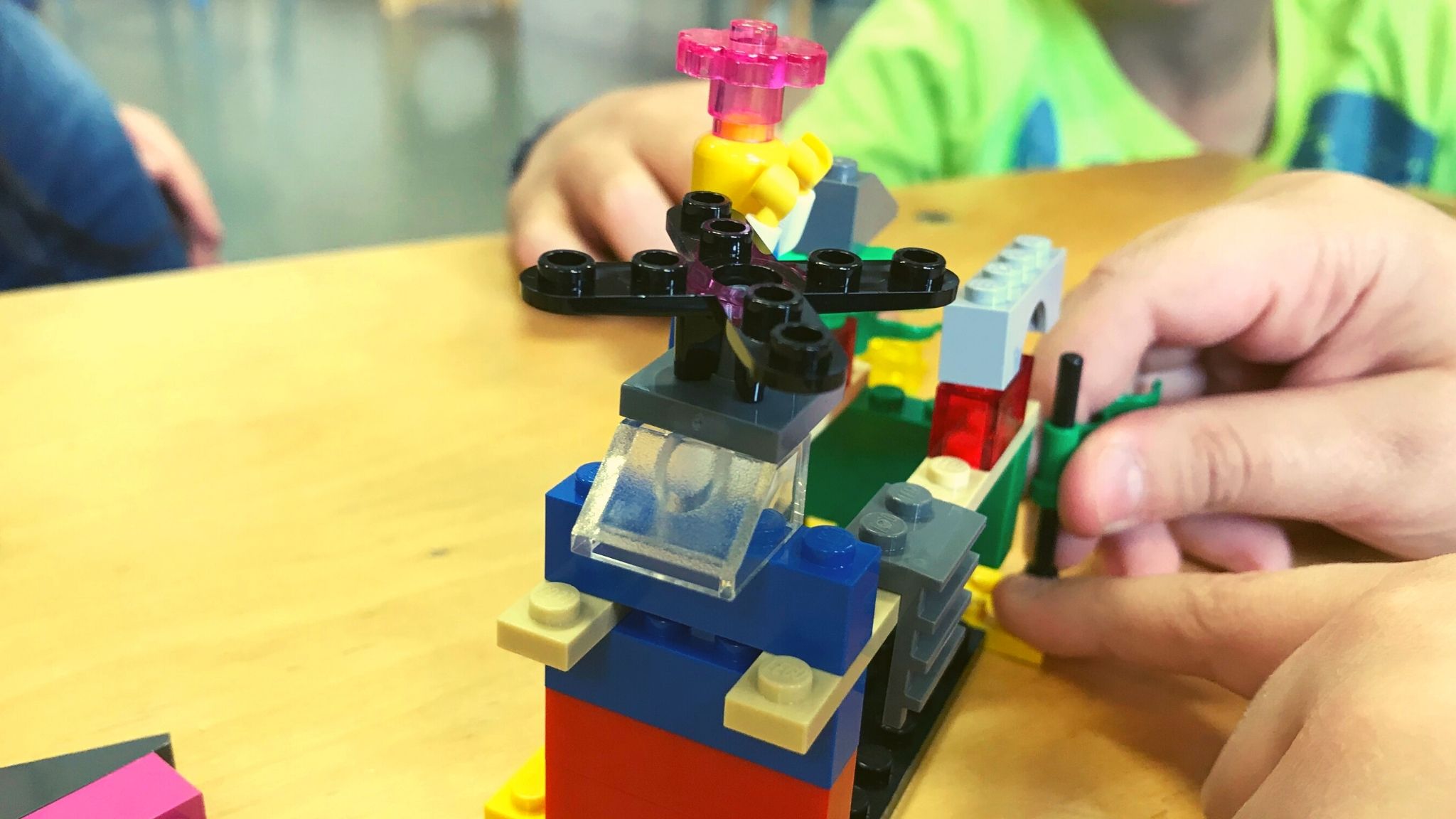 Schüler:innen arbeiten mit LEGO Serious Play im Klassenzimmer