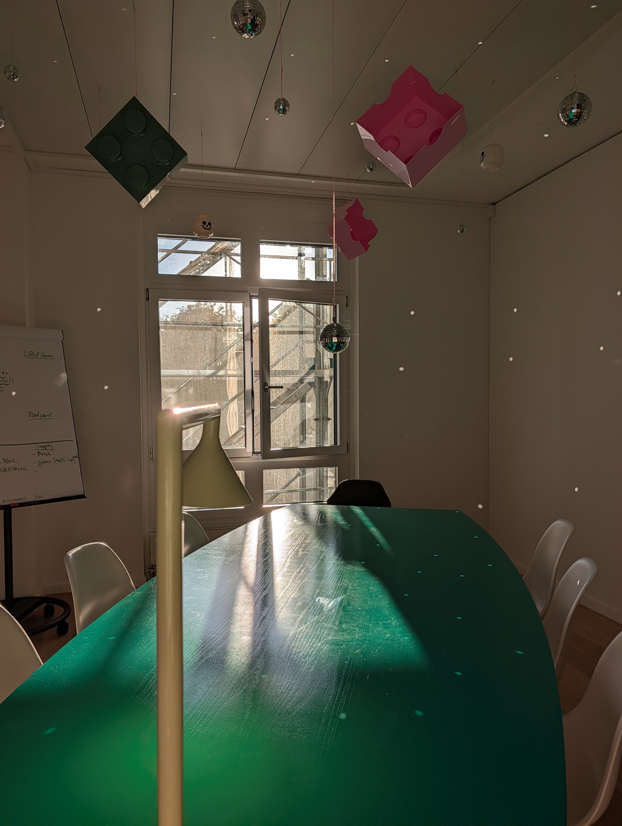 Sonnenstrahl auf dem grünen Arbeitstisch im Zentrum St. Gallen