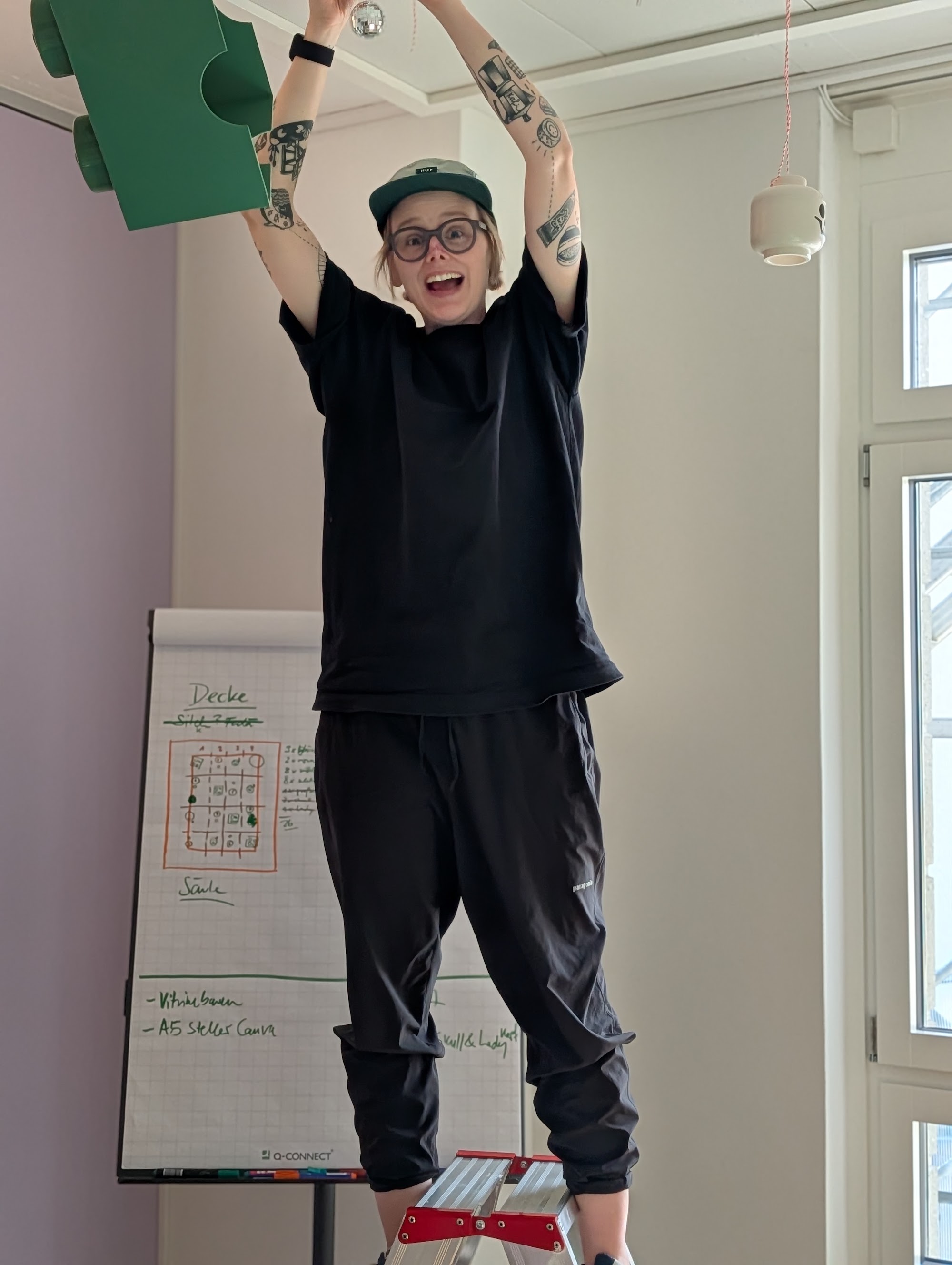 Grosse Steine werden an die Wand gehängt