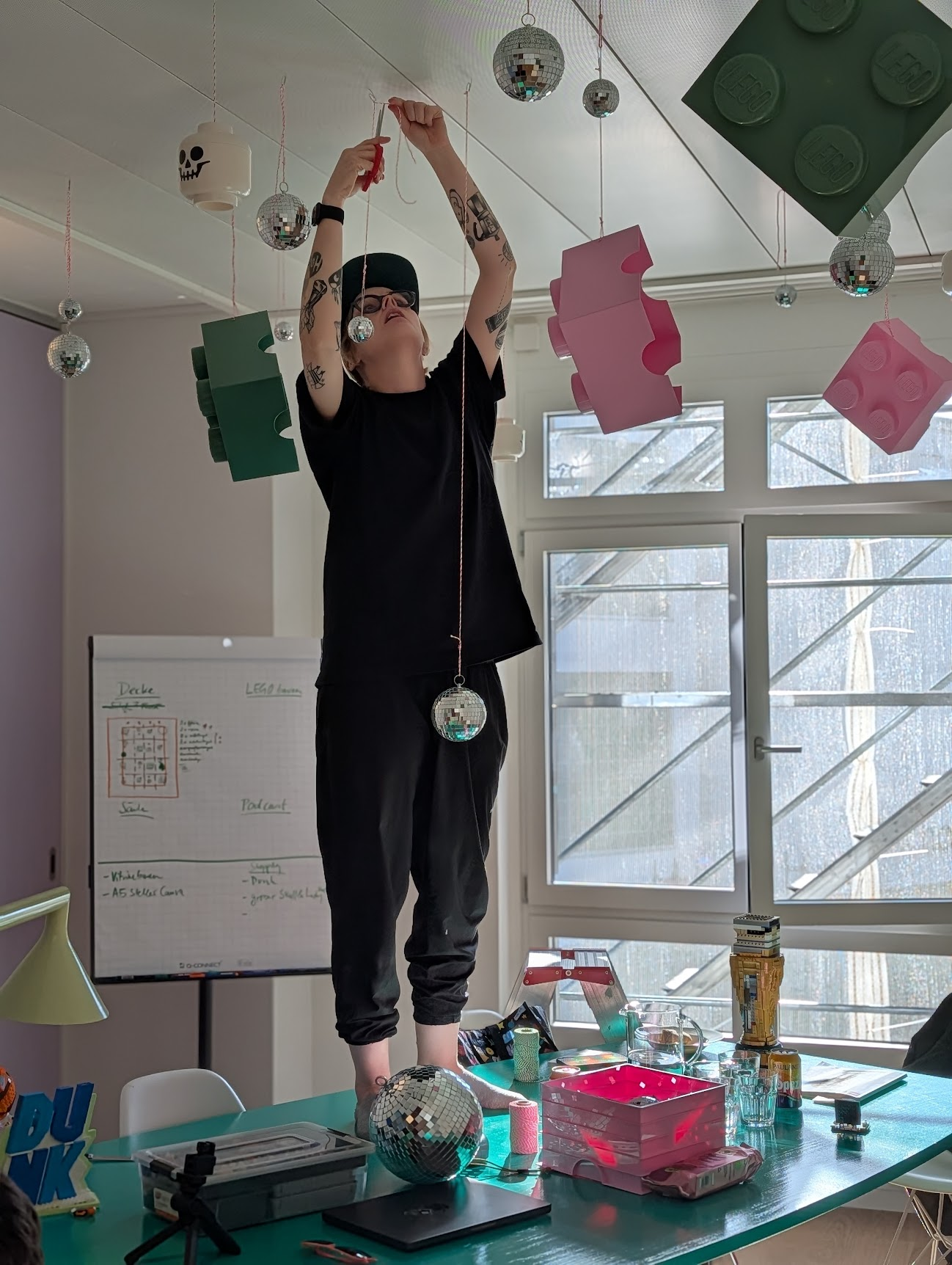 Spiegelkugeln und grosse Steine werden an die Decke gehängt