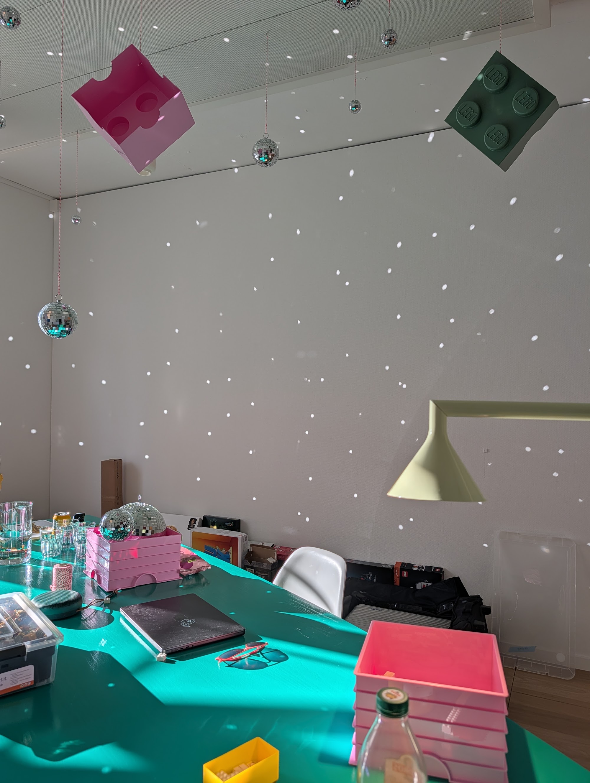Vorbereitete Tische mit Material im neuen Zentrum