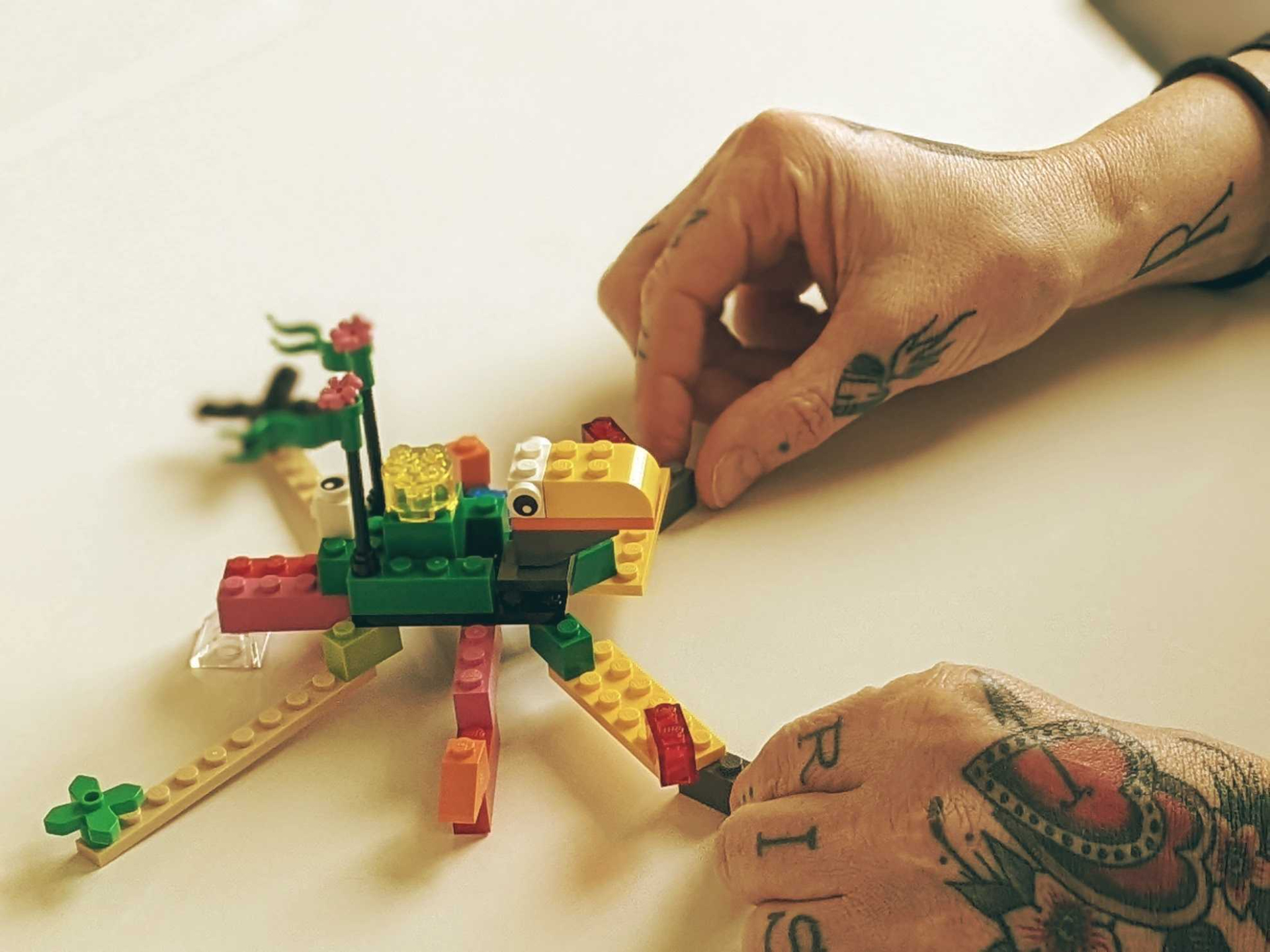 Hände bauen ein LEGO® Serious Play® Modell
