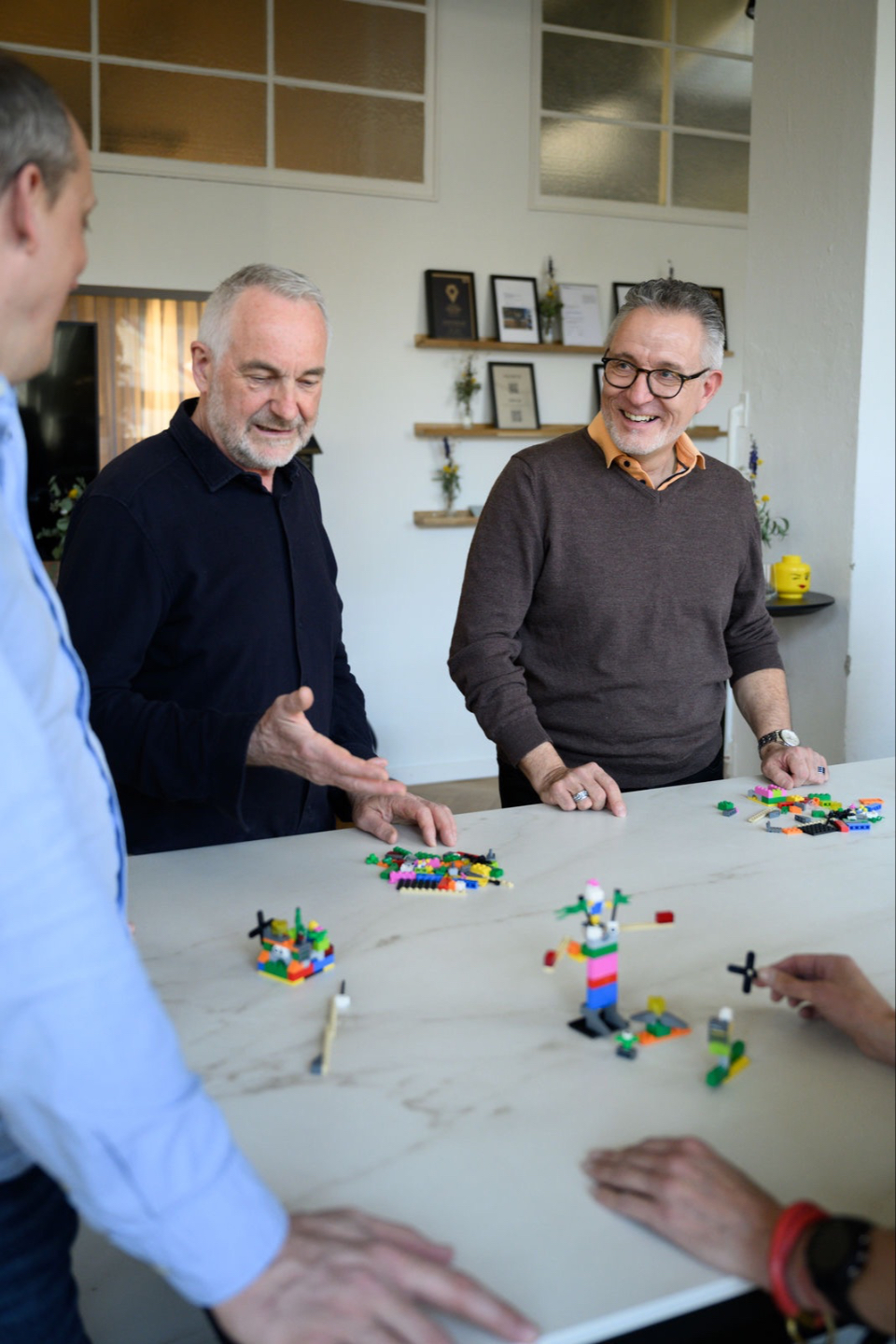 Paar baut gemeinsam an einem LEGO Modell