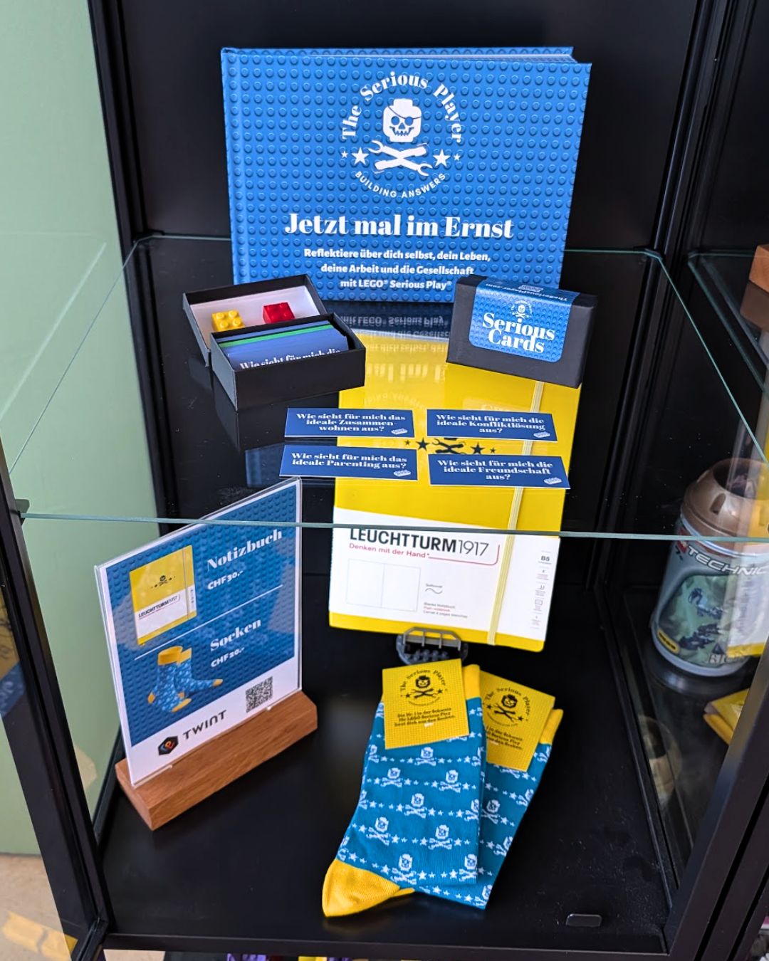 Buch, Serious Cards, Notizbuch und Socken von The Serious Player