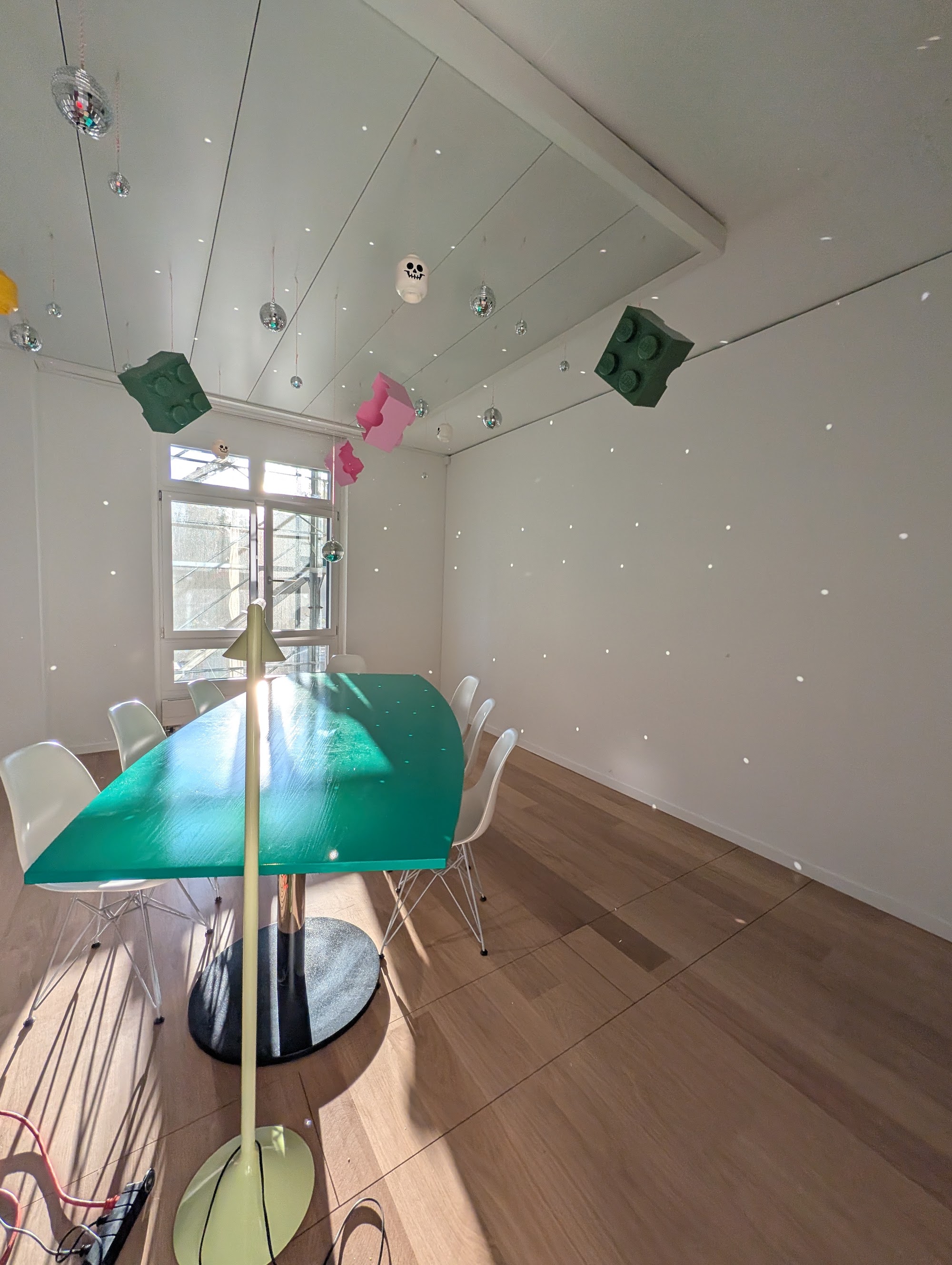 Der neue Raum in St. Gallen mit Sonnenlicht auf dem grossen grünen Tisch