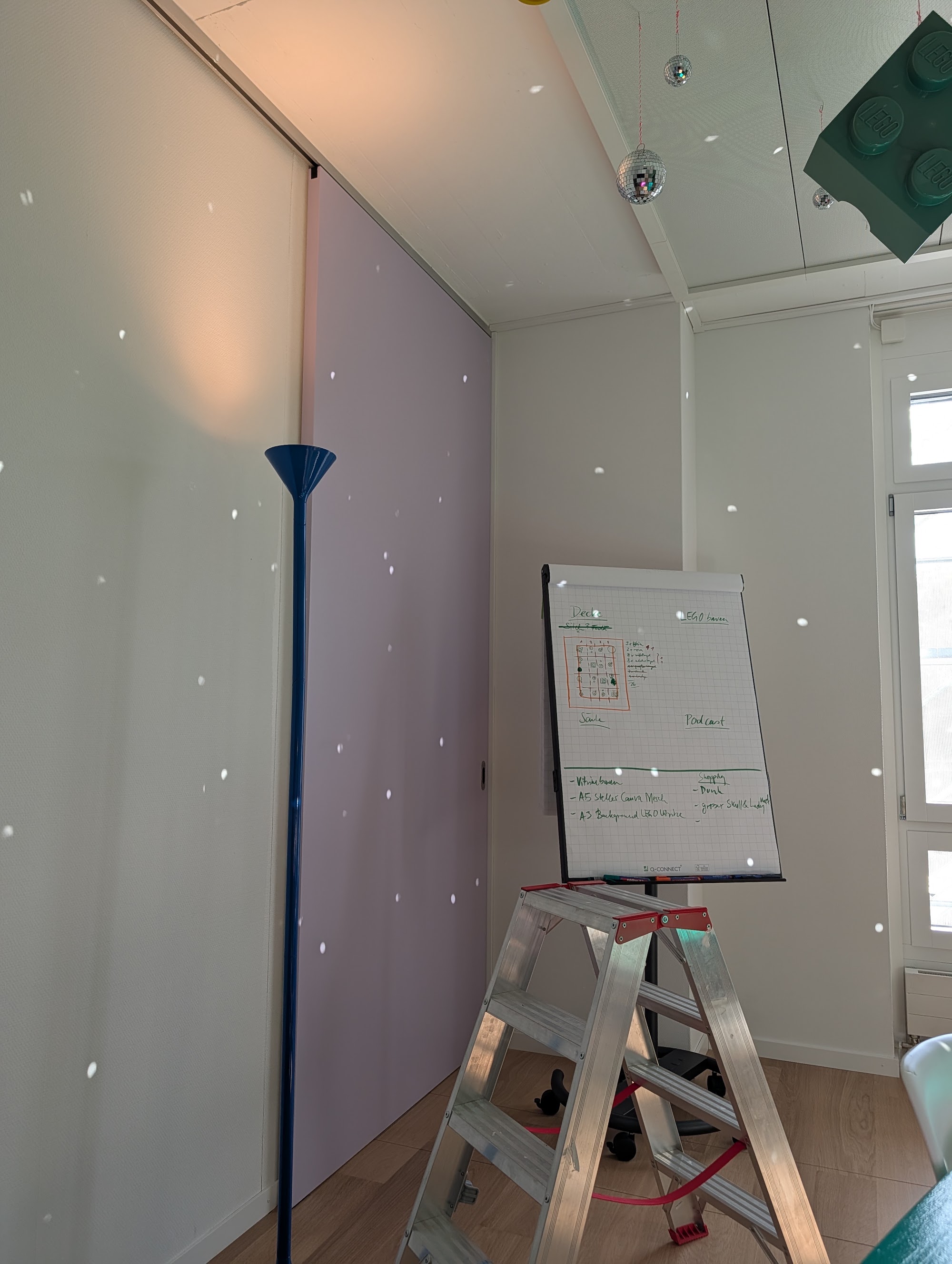 Heller Raum mit Fenstern und Lichtpunkten an den Wänden