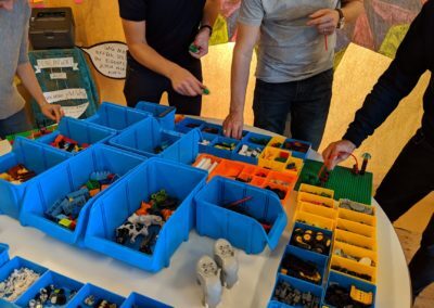 Das Identity & Landscape Set mit 2500 LEGO®-Steinen in Sortierboxen