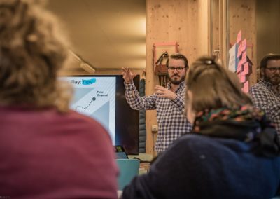 Teilnehmende im Austausch während eines LEGO® Serious Play® Prozesses