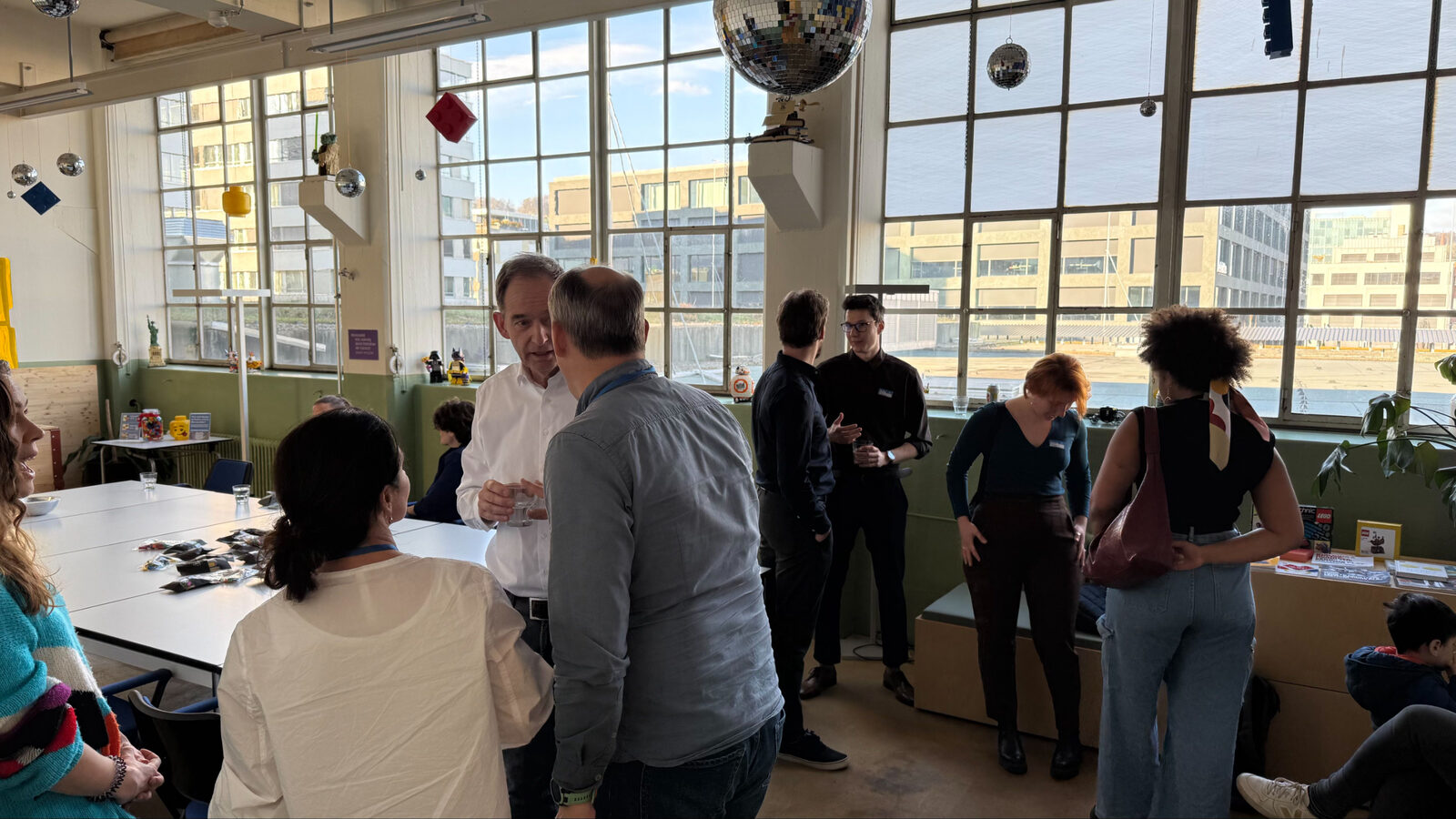 Menschen im Zentrum beim Bauen
